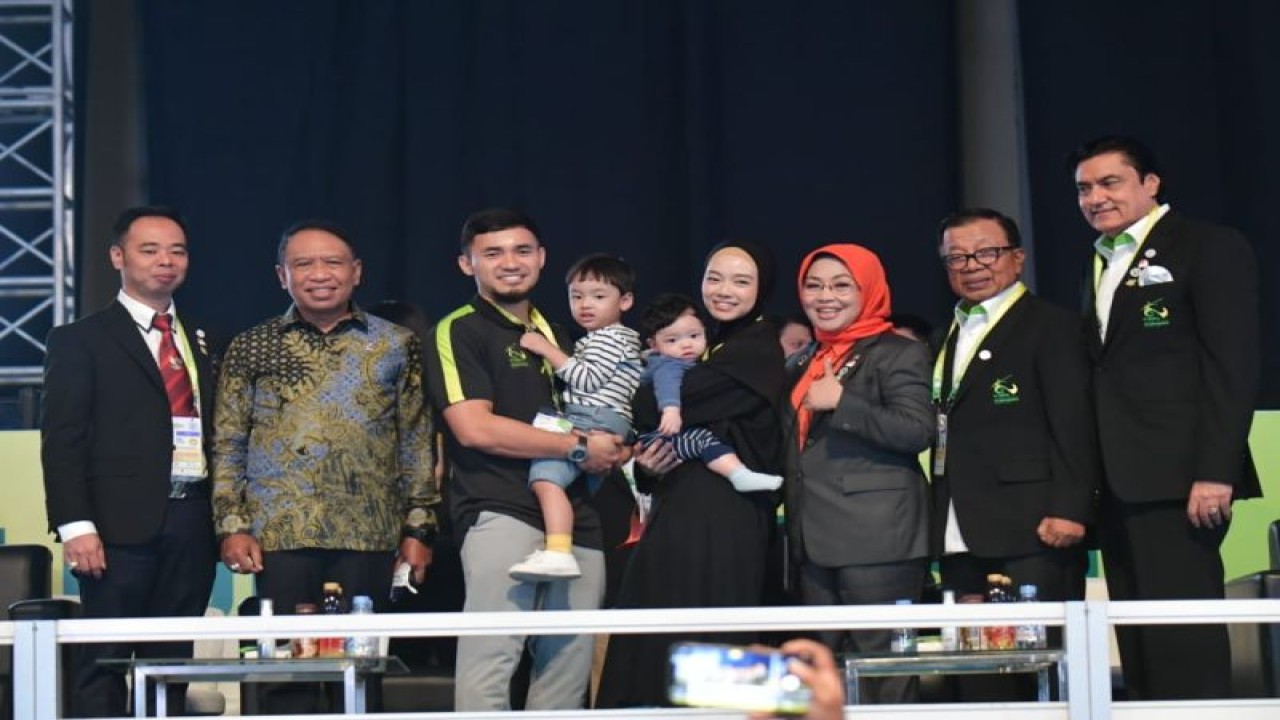 Lindswell Kwok (keempat dari kanan) bersama sang suami Achmad Hulaefi (ketiga dari kiri) mendampingi Menpora Zainudin Amali (kedua dari kiri) menghadiri dan memotivasi atlet Indonesia yang berlaga di Kejuaraan Dunia Wushu Junior 2022 di ICE BSD, Tangerang, Banten, Rabu (7/12/2022). (ANTARA/HO-Kemenpora)
