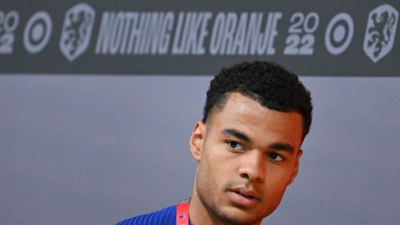 Penyerang Belanda Cody Gakpo saat melakukan konferensi pers di fasilitas latihan Qatar University, Doha pada 27 November 2022 selama Piala Dunia 2022. ANTARA/AFP/ALBERTO PIZZOLI