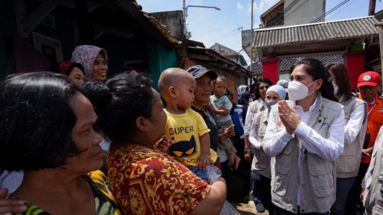 Isteri Menteri BUMN Liza Thohir mendatangi posko pengungsian korban gempa di Kecamatan Cugenang, Cianjur, Jawa Barat, bersama Srikandi BUMN dan Forum Human Capital Indonesia, Selasa (6/12/2022).(Humas Kementerian BUMN) (Ahmad Fikri)