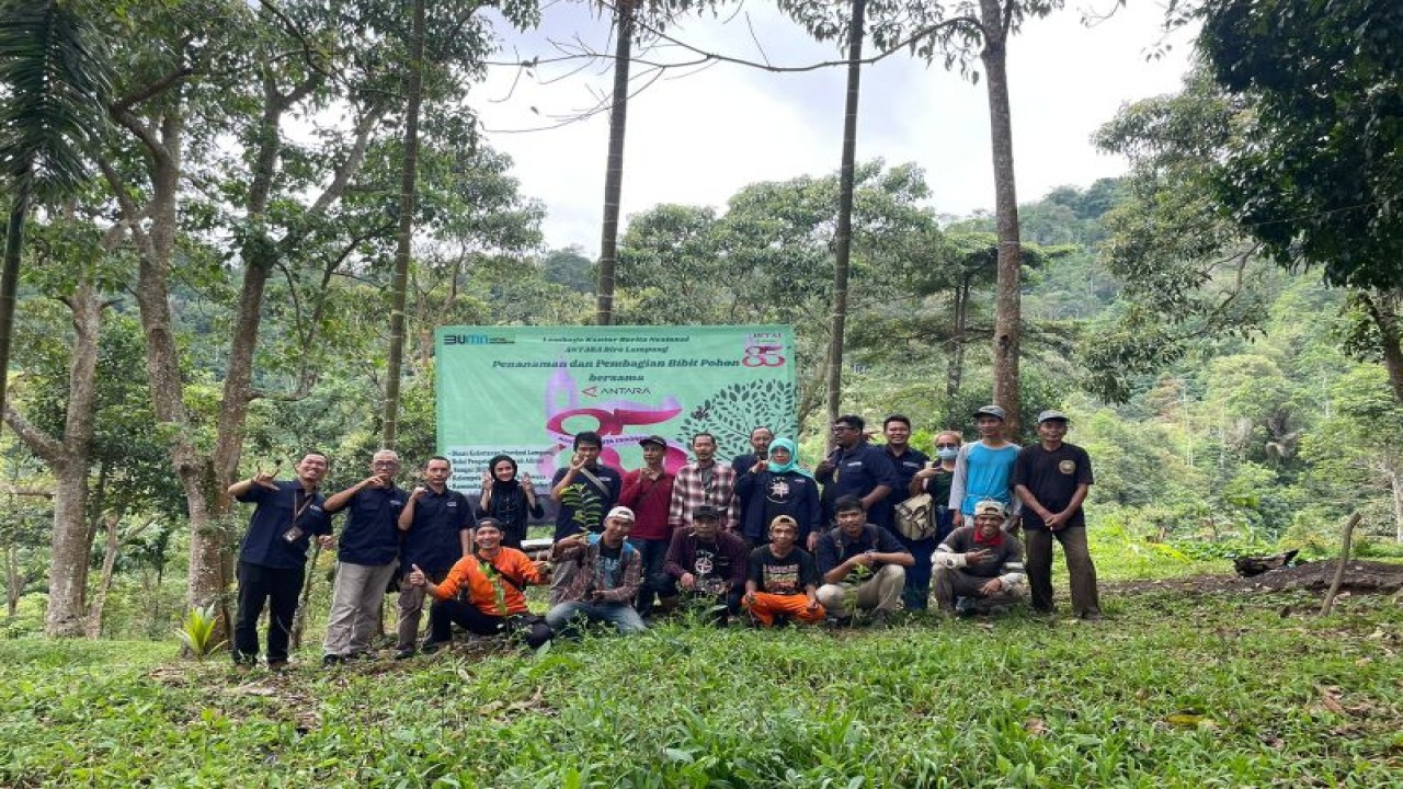 Foto bersama pada acara penanaman bibit pohon dan pemberian bibit kepada petani di register 19 Tahura Wan Abdul Rachman dalam rangka menyambut HUT ke-85 Perum LKBN ANTARA. Pesawaran, (8/12/2022). (ANTARA/HO)