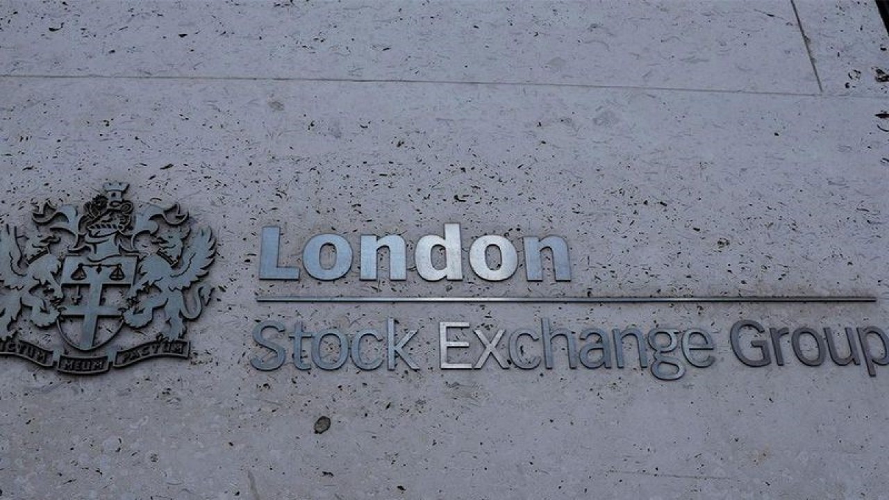 Logo LSEG terlihat di luar pintu masuk Bursa Efek London di London, Inggris. ANTARA/REUTERS/Peter Nicholls/am.