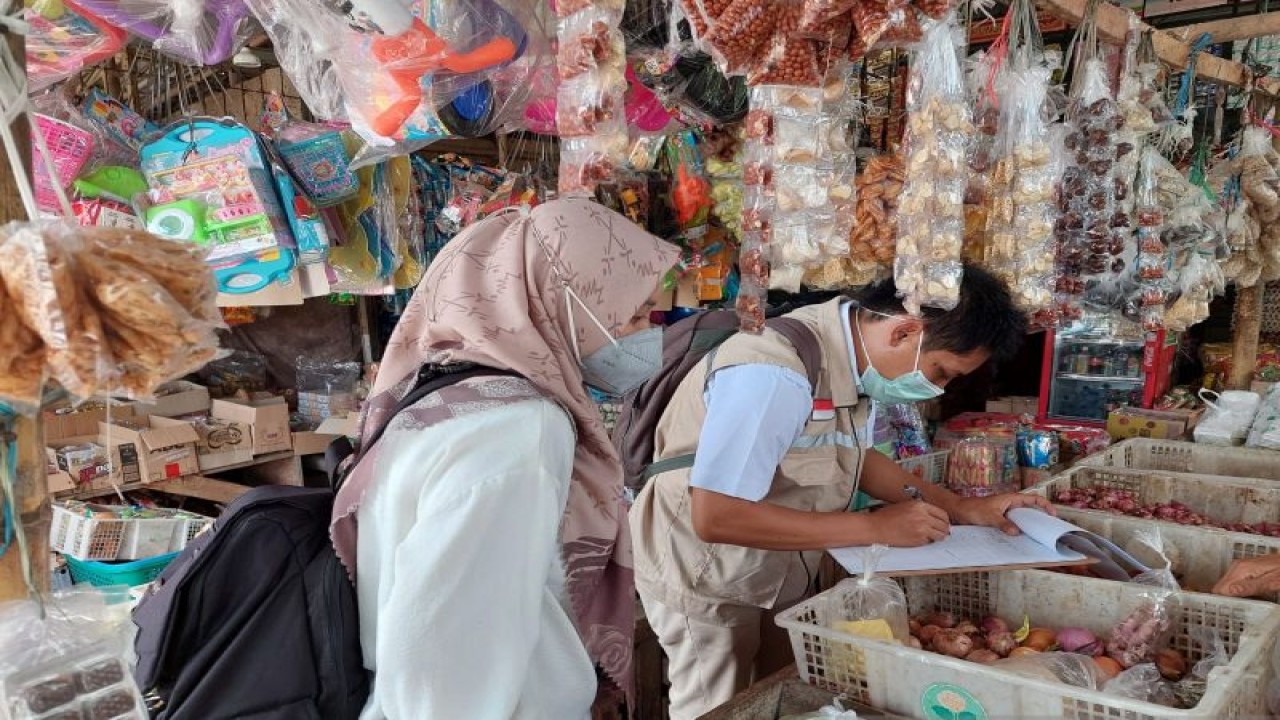 Petugas Loka POM Kabupaten Tangerang melakukan pemeriksaan produk-produk pangan yang beredar di pasaran. (ANTARA/Azmi)