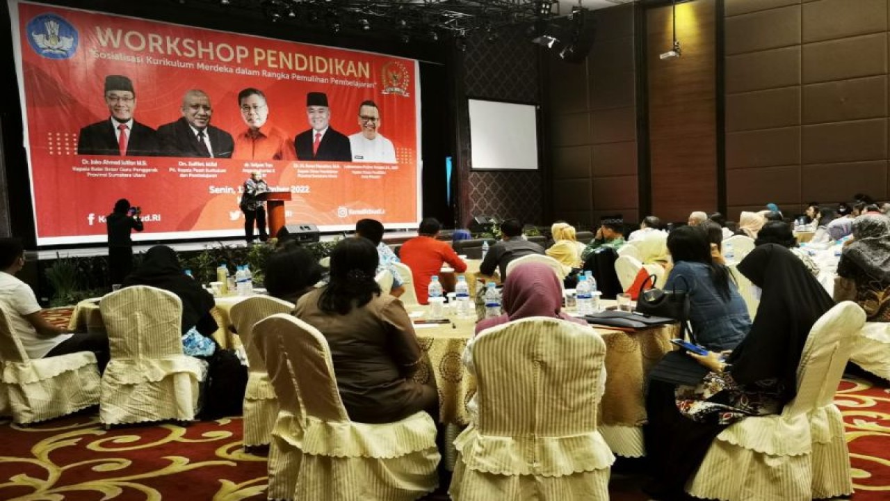 Kemendikbudristek menggelar lokakarya yang mengusung tema "Sosialisasi Kurikulum Merdeka untuk Memulihkan Pembelajaran" sebagai salah satu upaya melakukan pendampingan untuk merespons tantangan implementasi Kurikulum Merdeka. (ANTARA/HO)