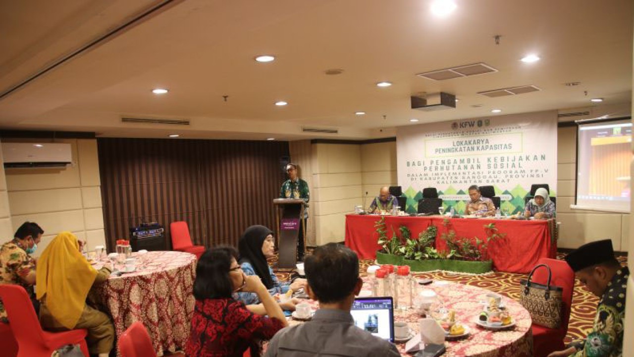 Kegiatan Lokakarya peningkatan kapasitas bagi pengambil kebijakan perhutanan sosial dalam implementasi forest programme V (FV-V) di Kabupaten Sanggau Provinsi Kalimantan Barat di Hotel Mercure Pontianak, ANTARA/Rendra Oxtora