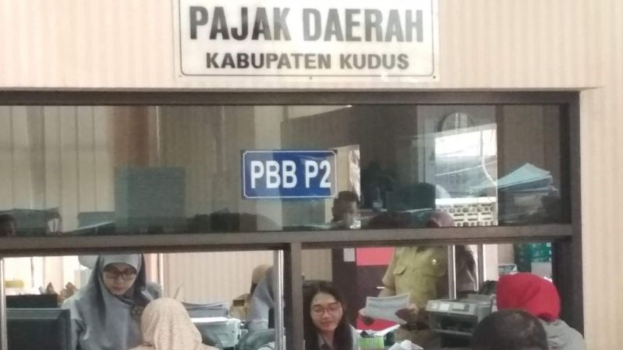 Loket layanan pembayaran pajak daerah di Kabupaten Kuus, Jawa Tengah. ANTARA/Akhmad Nazaruddin Lathif