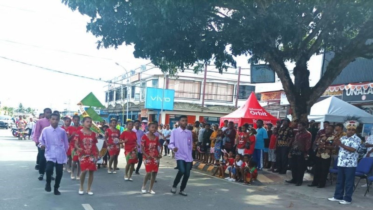 Bupati Biak Numfor Herry Ario Naap melepas lomba tarian Yosim Pancar jalanan dalam rangka menyambut Natal-tahun baru di Biak, Kamis (8/12/2022). ANTARA/Muhsidin