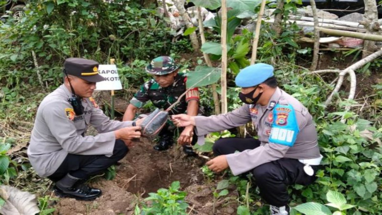 Aparat gabungan melakukan penanaman pohon di embung Desa Sekotong Tengah, Kecamatan Sekotong, Lombok Barat, Nusa Tenggara Barat. (ANTARA/HO-Humas Polda NTB)