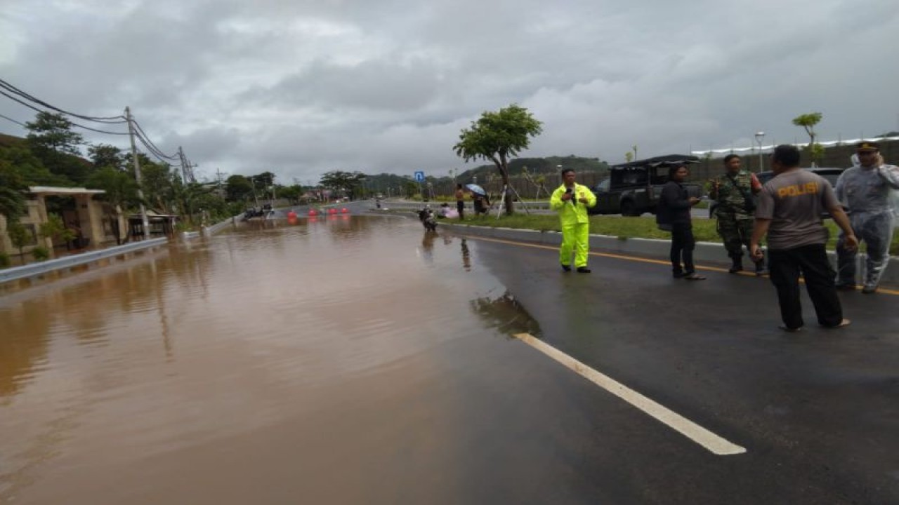 Petugas dari TNI-Polri saat melakukan penyedotan genangan banjir di jalan bypass menuju Sirkuit Mandalika, Lombok, NTB. (ANTARA/Humas Polres Lombok Tengah)