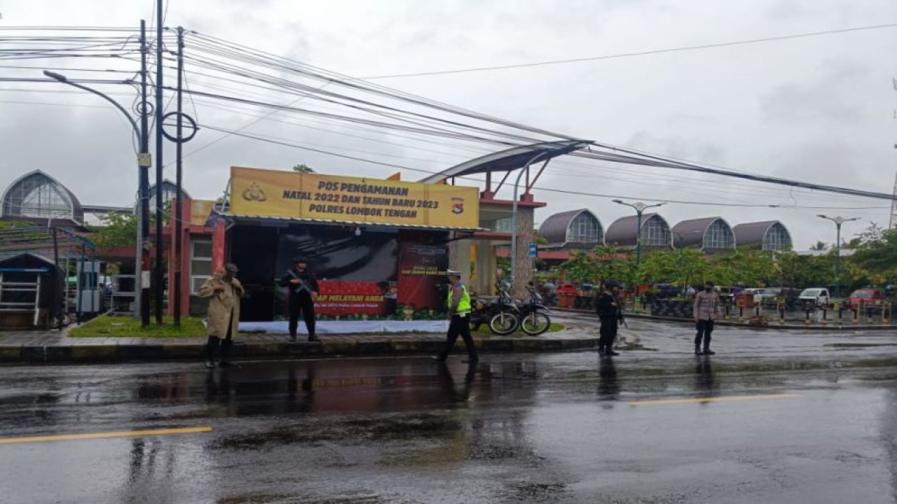 Posko pengamanan perayaan Natal dan Tahun Baru di Kecamatan Kopang, Kabupaten Lombok Tengah, Nusa Tenggara Barat (ANTARA/Humas Polres Lombok Tengah)