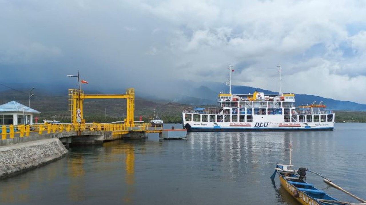 Satu unit kapal feri bersandar di Pelabuhan Kayangan, Kabupaten Lombok Timur, Nusa Tenggara Barat. (ANTARA/Awaludin)