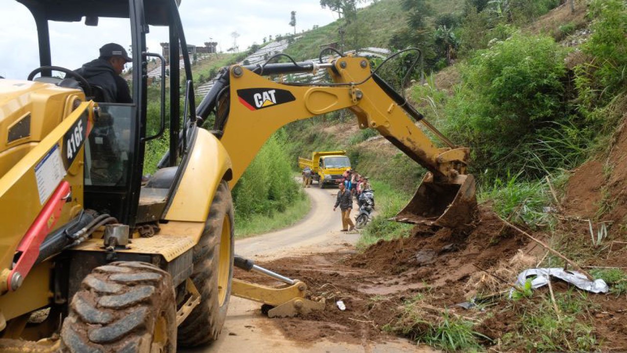 Dokumen - Alat berat digunakan menyingkirkan material tanah longsor di jalur alternatif menuju kawasan dataran tinggi Dieng lewat Candiroto longsor di Desa Campurejo, Tretep, Temanggung, Jawa Tengah, Senin (24/10/2022) ANTARA FOTO/Anis Efizudin