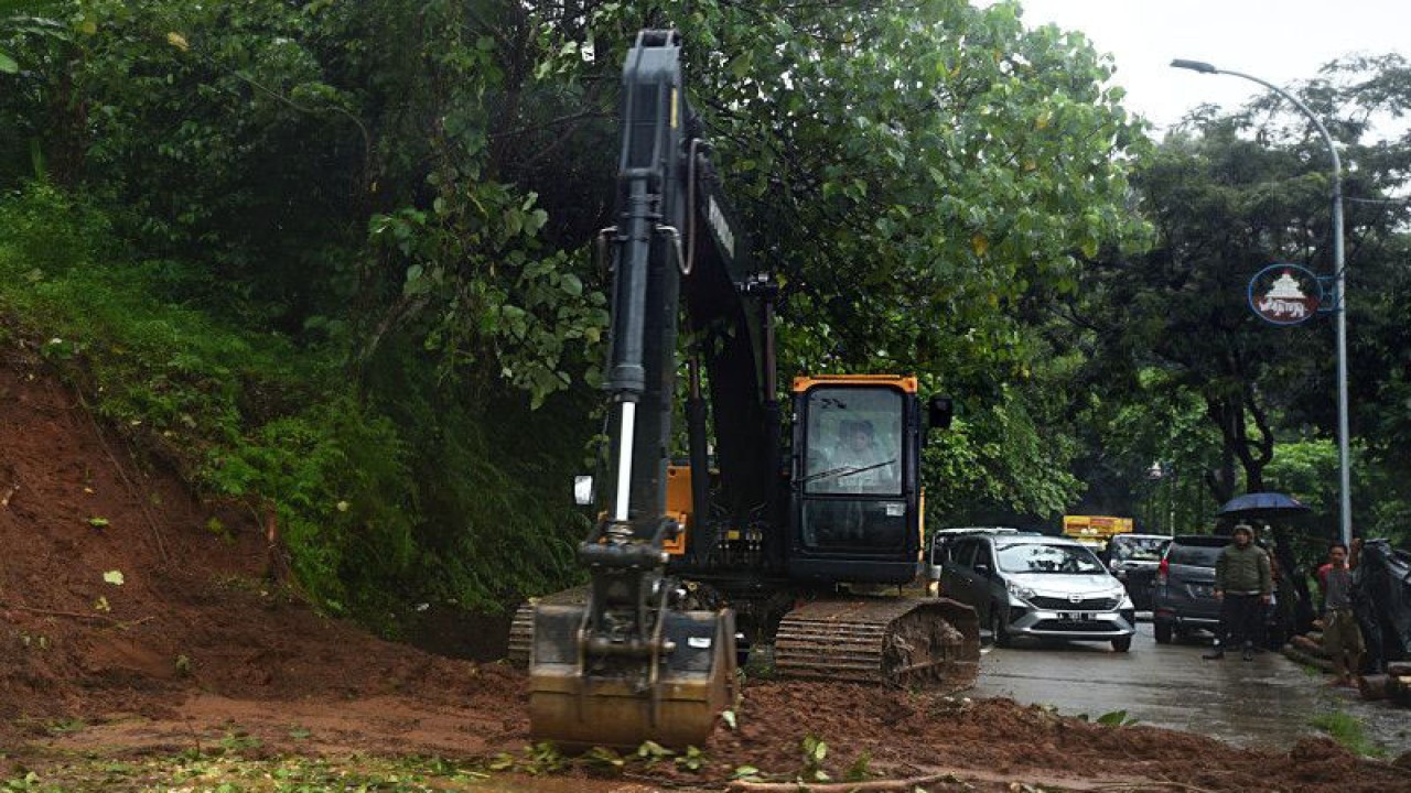 Ilustrasi - Petugas mengoperasikan alat berat untuk mengangkat material longsor di Kampung Cikoak, Cilowong, Serang, Banten, Kamis (17/11/2022). ANTARA FOTO/Asep Fathulrahman/hp