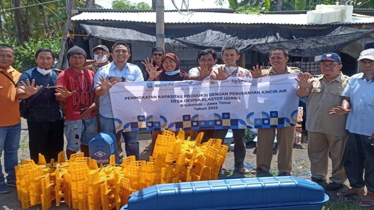 LPEI memberikan alat produksi berupa kincir air kepada petambak sebagai wujud pendampingan dari aspek produksi dalam rangka meningkatkan kapasitas produksi Desa Devisa Klaster Udang. (ANTARA/HO-LPEI)