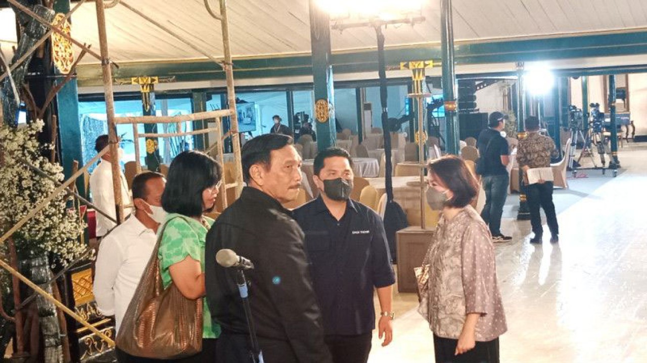 Menteri Koordinator Bidang Kemaritiman dan Investasi (Menko Marves) Luhut Binsar Panjaitan, Menteri Badan Usaha Milik Negara (BUMN) Erick Thohir, dan Menteri Investasi Bahlil Lahadalia mendatangi Pendopo Royal Ambarrukmo, Sleman, Daerah Istimewa Yogyakarta, Jumat (9-12-2022) sore. ANTARA/Luqman Hakim