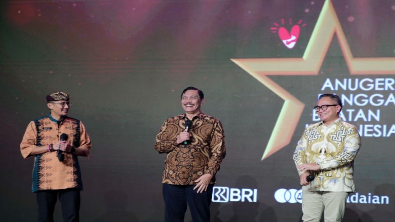 Menko Kemaritiman dan Investasi Luhut Binsar Pandjaitan (tengah), bersama Menteri Pariwisata dan Ekonomi Kreatif Sandiaga Uno (kiri) dan Wakil Menteri BUMN Kartika Wirjoatmodjo (kanan) dalam acara Malam Anugerah Bangga Buatan Indonesia 2022 di Jakarta, Selasa (13/12/2022) malam. ANTARA/HO-Kemenko Kemaritiman dan Investasi.