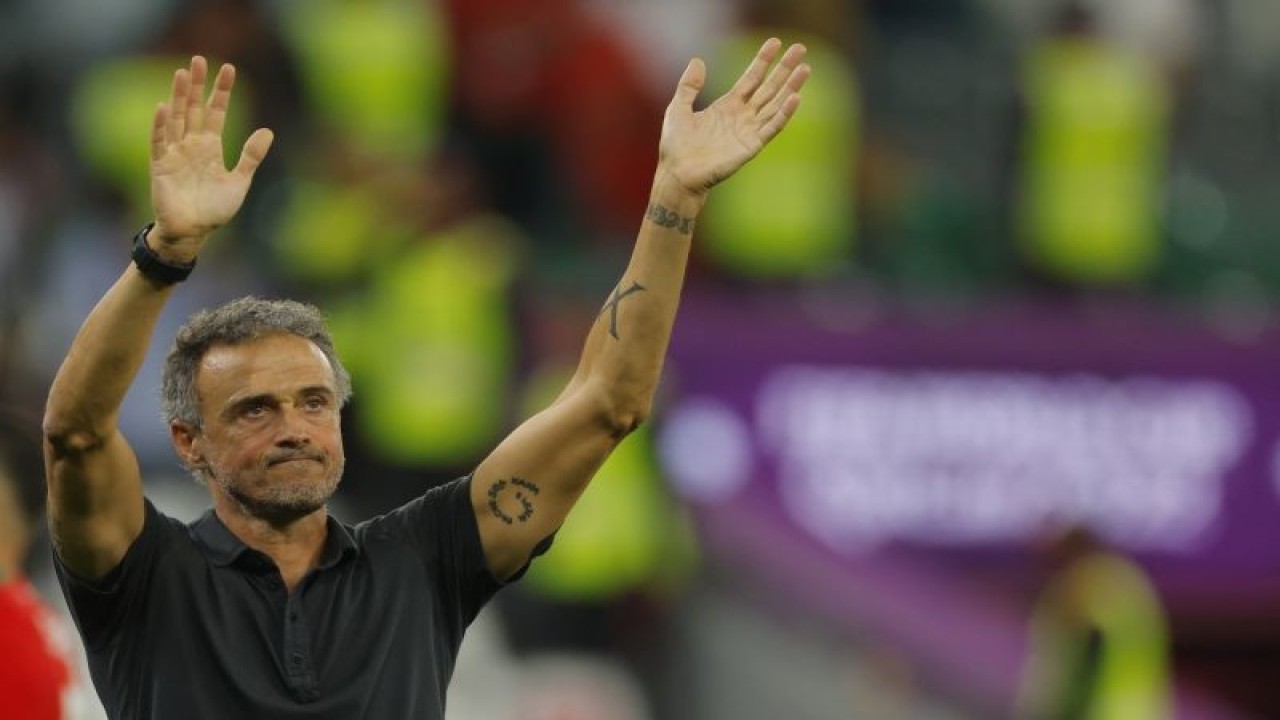 Pelatih timnas Spanyol melabaikan tangan ke suporter setelah timnya tersingkir dari babak 16 besar Piala Dunia 2022 oleh Maroko lewat adu penalti di Education City Stadium, Al-Rayyan, Doha pada 6 Desember 2022. ANTARA/AFP/ODD ANDERSEN