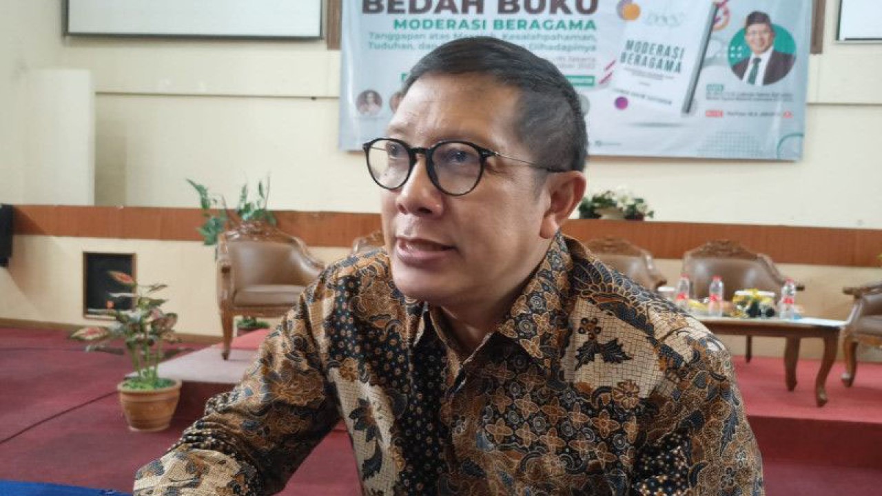 Mantan Menteri Agama Lukman Hakim Saifuddin seusai bedah buku Moderasi Beragama: Tanggapan atas Masalah Kesalahpahaman, Tuduhan, dan Tantangan yang Dihadapinya, di UIN Syarif Hidayatullah Jakarta, Kamis (8/12/2022). (ANTARA/Asep Firmansyah)