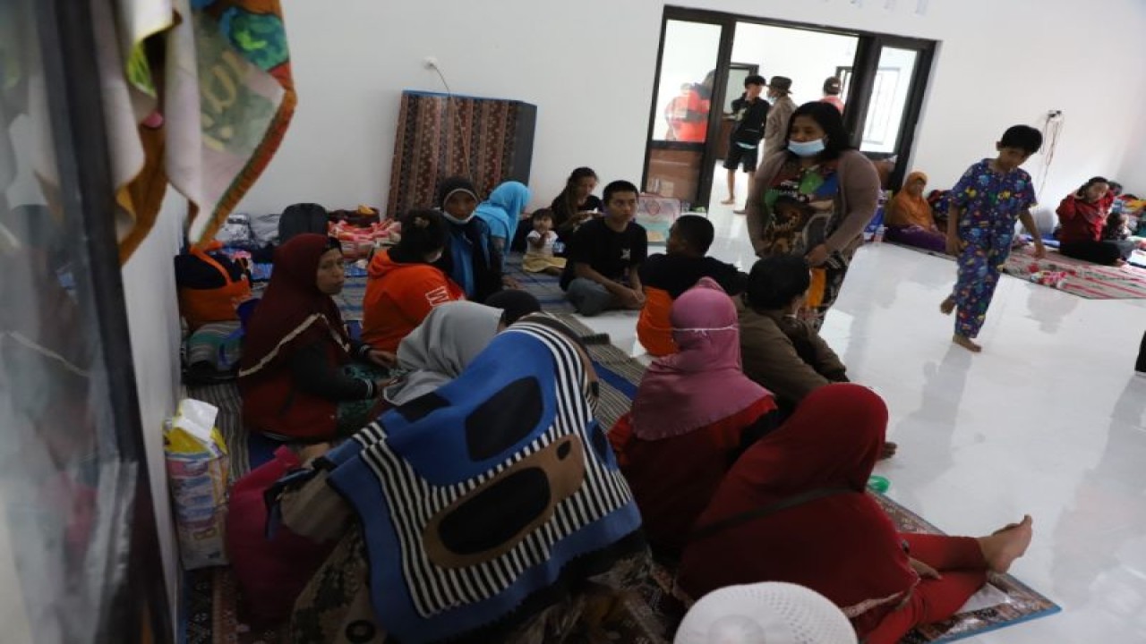 Suasana pengungsian di Gedung Serbaguna Balai Desa Penanggal, Kecamatan Candipuro, Lumajang, Jawa Timur, Selasa (6/12/2022). (Antara/HO-BNPB)