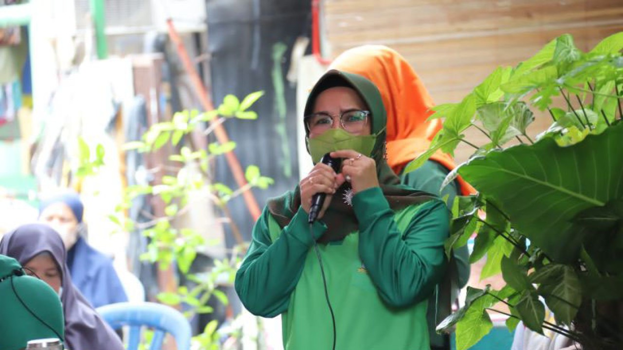 Lurah Ragunan Nurcahya saat grebek jentik nyamuk di Kelurahan Ragunan, Jakarta, Jumat (2/12/2022) (ANTARA/HO-Kominfotik Jakarta Selatan)