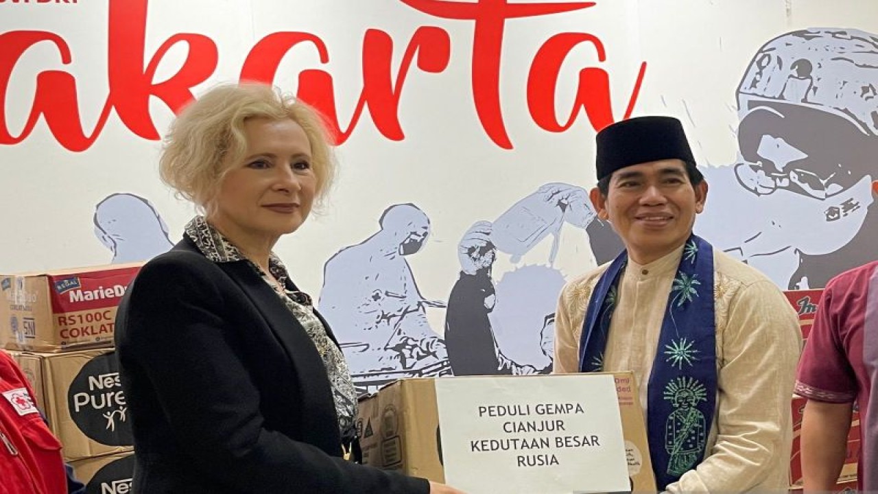 Duta Besar Rusia untuk Indonesia Lyudmila Vorobieva (kiri) menyerahkan bantuan secara simbolis untuk korban gempa Cianjur, Jawa Barat melalui Palang Merah Indonesia. (ANTARA/Aria Cindyara)
