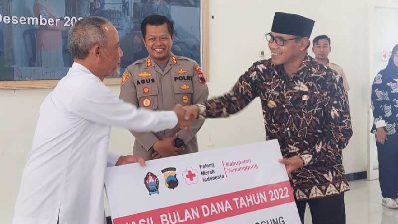 Bupati Temanggung M Al Khadziq (kanan) secara simbolis menyerahkan hasil Bulan Dana PMI Kabupaten Temanggung 2022 kepada Ketua PMI Kabupaten Temanggung Bambang Dewantoro. ANTARA/Heru Suyitno