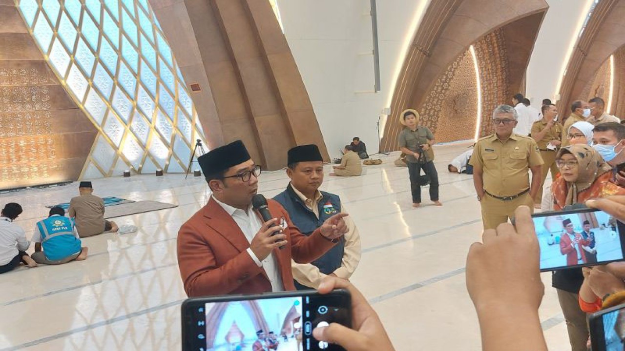 Gubernur Jawa Barat M Ridwan Kamil, seusai meninjau Masjid Raya Al Jabbar, Gedebage, Kota Bandung, Senin (26/12/2022) (ANTARA/Ajat Sudrajat)