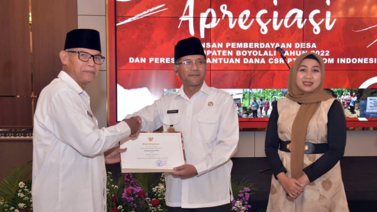 Bupati Boyolali M. Said Hidayat (tengah) saat menyerahkan penghargaan kepada salah satu desa yang mendapatkan penghargaan Desa Mandiri 2022 di Kantor Bupati Boyolali, Rabu (28/12/2022). ANTARA/Bambang Dwi Marwoto.