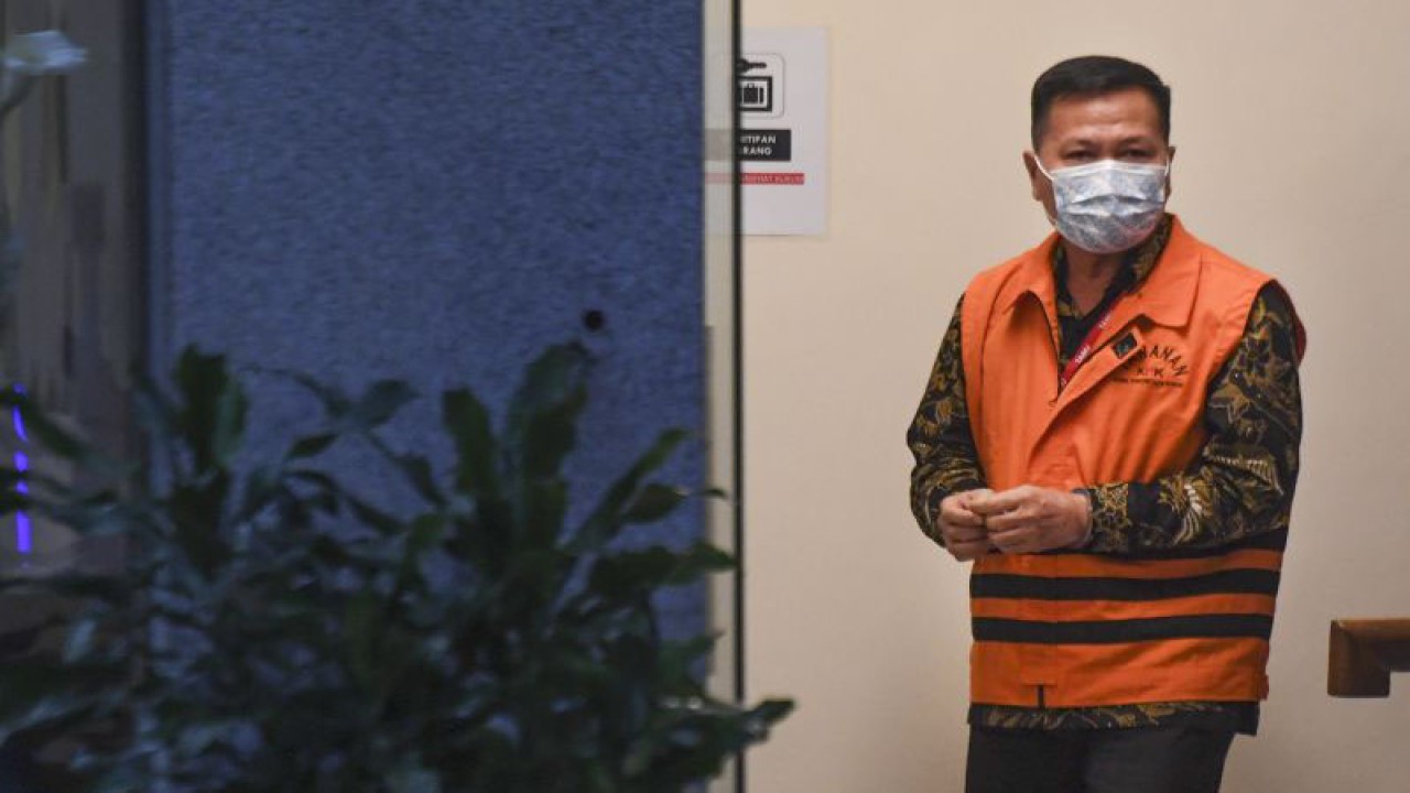 Mantan Kepala Kantor Wilayah BPN Provinsi Riau M. Syahrir berjalan mengenakan rompi tahanan usai diperiksa di Gedung Merah Putih KPK, Jakarta, Kamis (1-12-2022). ANTARA FOTO/Hafidz Mubarak A./rwa.