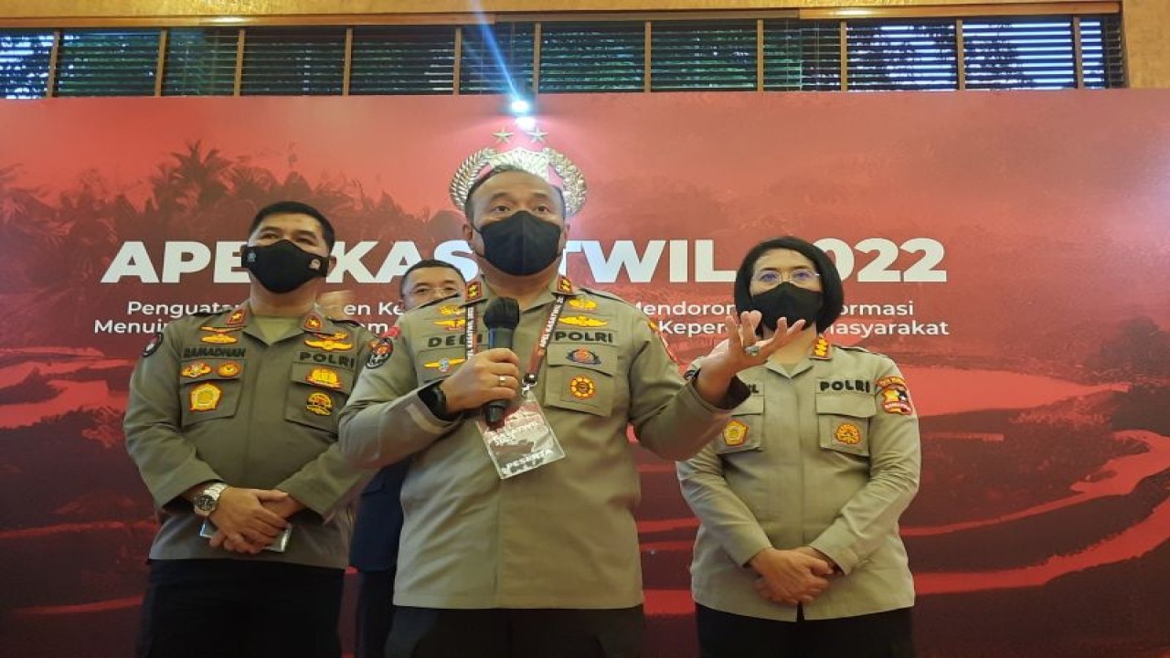 Kepala Divisi Humas Polri Irjen Pol. Dedi Prasetyo memberikan keterangan pers dalam acara Apel Kasatwil 2022 di Jakarta, Rabu (14-12-2022). ANTARA/Laily Rahmawaty