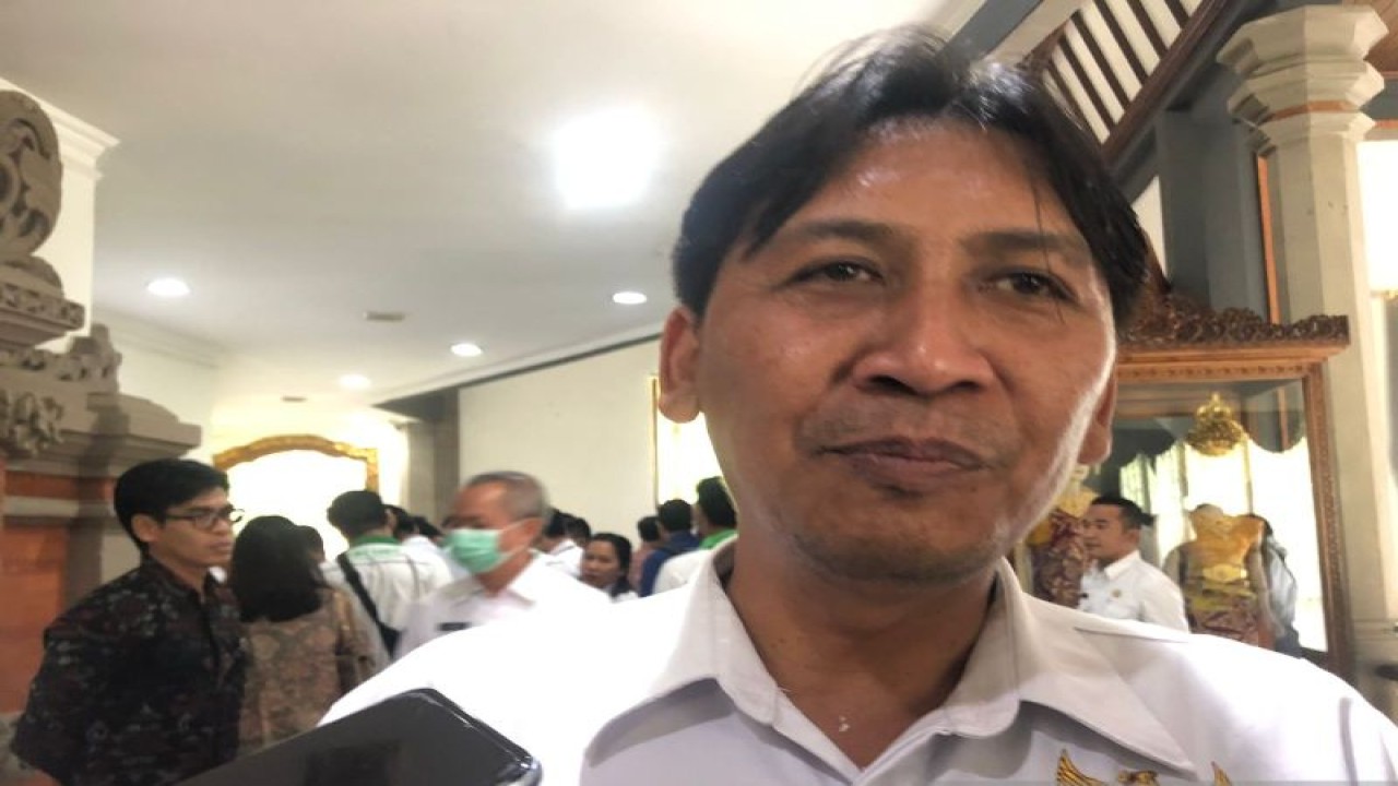 Ketua Komisi Informasi Provinsi Bali I Made Agus Wirajaya saat menjelaskan soal aduan permohonan informasi di Denpasar, Rabu (14/12/2022). ANTARA/Ni Putu Putri Muliantari.