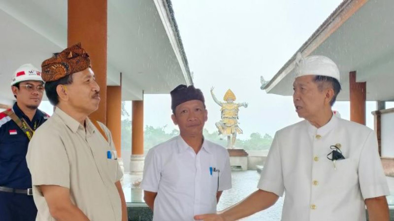 Anggota Dewan Perwakilan Daerah (DPD) RI Made Mangku Pastika berbincang dengan Kepala Dinas PUPR Provinsi Bali Nusakti Yasa Wedha saat mengadakan reses terkait penataan kawasan Pura Besakih di Karangasem, Kamis (15/12/2022). ANTARA/Ni Luh Rhismawati.