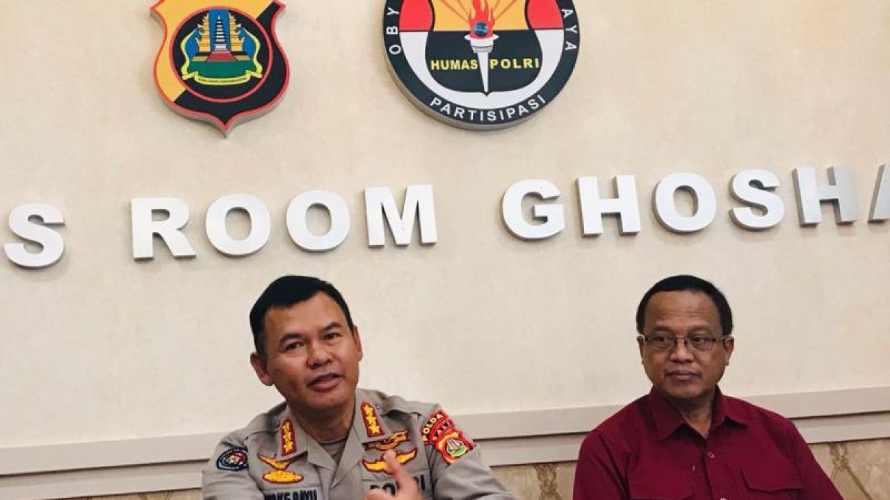 Kepala Subdirektorat (Kasubdit) 2 Ditreskrimum Polda Bali AKBP I Made Witaya (kanan) didampingi Kepala Bidang Hubungan Masyarakat Polda Bali Komisaris Besar Polisi Stefanus Satake Bayu Setianto memberikan keterangan terkait dengan perkembangan kasus investasi bodong di Mako Polda Bali, Denpasar, Kamis (1-12-2022). ANTARA/Rolandus Nampu