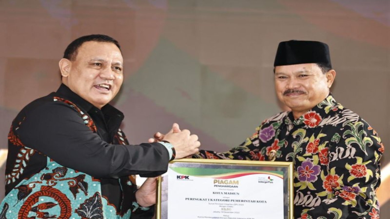Ketua KPK Firli Bahuri menyerahkan piagam penghargaan SPI 2022 kepada Wali Kota Madiun Maidi di Gedung Juang KPK d Jakarta pada Rabu (14/12/2022).  Kota Madiun meraih penghargaan SPI 2022 terbaik nasional untuk kategori pemerintah kota yang dikeluarkan Komisi Pemberantasan Korupsi (KPK) RI dengan nilai mencapai 83,00. ANTARA/HO-Diskominfo Kota Madiun