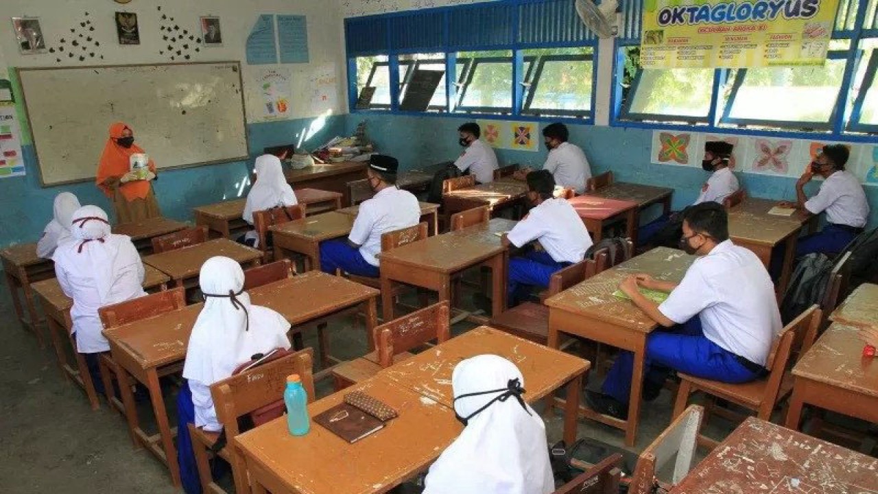 Arsip Foto. Suasana kegiatan belajar mengajar di satu madrasah aliyah. (ANTARA FOTO/Syifa Yulinnas/pras.)