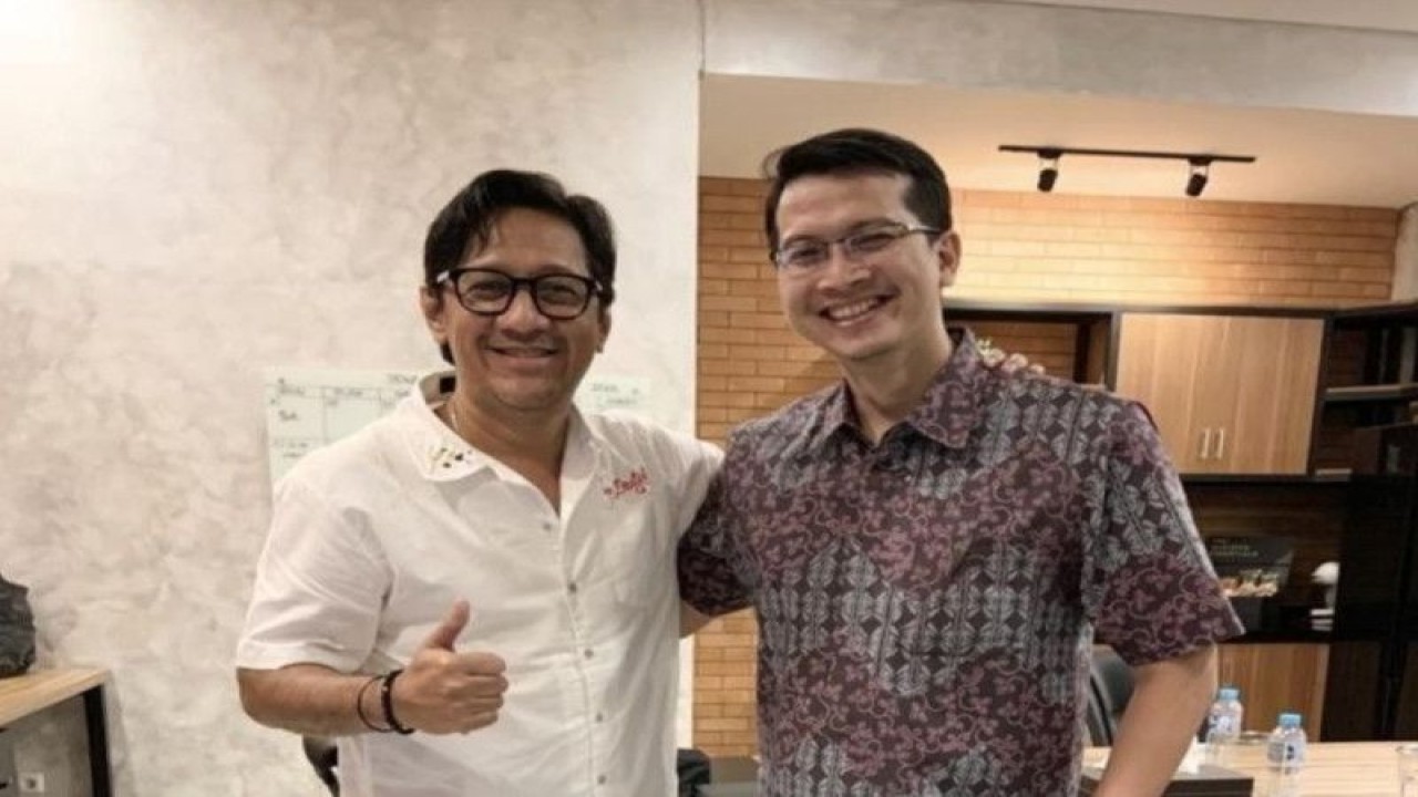 Chief Executive Officer mahakaX Farash Farich (kanan) dan Founder Taulany TV Andre Taulany (kiri) berfoto bersama sebagai langkah awal kolaborasi kreatif mahakaX dalam mengembangkan konten kreatif. (ANTARA/HO-PT Mahaka Media Tbk)
