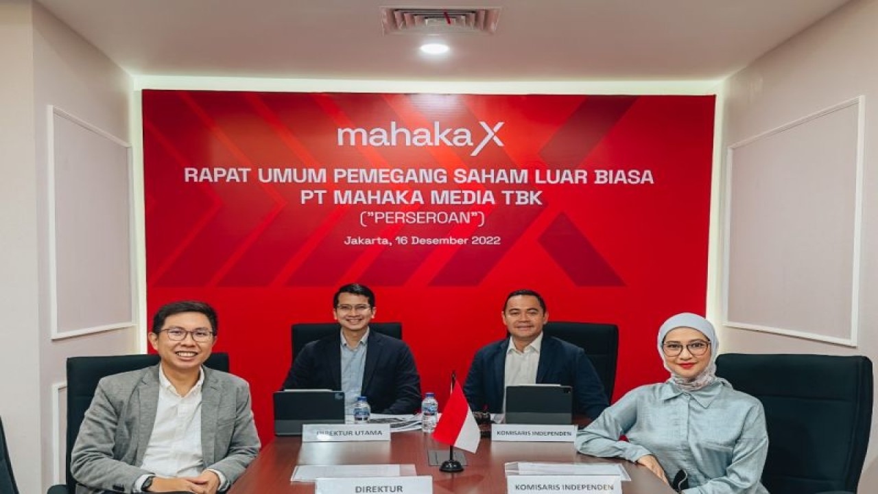 Chief Executive Officer mahakaX Farash Farich (kedua dari kiri) bersama dengan jajaran direksi dan komisaris pada pelaksanaan rapat umum pemegang saham luar biasa PT Mahaka Media Tbk di Jakarta, Jumat (16/12/2022). ANTARA/HO-mahakaX