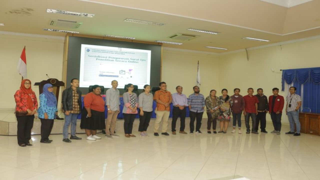 Foto berasama setelah acar sosialisasi sistem aplikasi dalam kepengurusan surat keterangan penelitian bagi mahasiswa (ANTARA/HO-Humas Pemkab Jayapura)