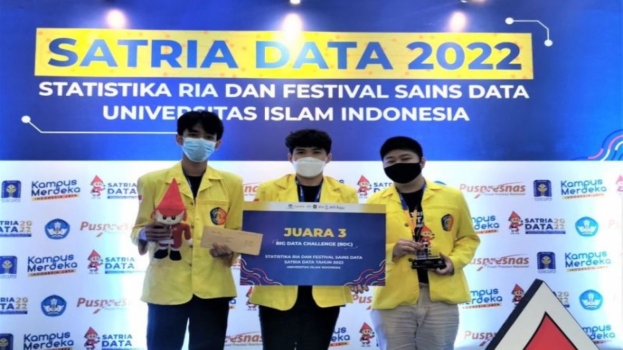 Mahasiswa Fasilkom UI ketika menerima trophy juara tiga big data challenge 2022 (ANTARA/Humas UI)