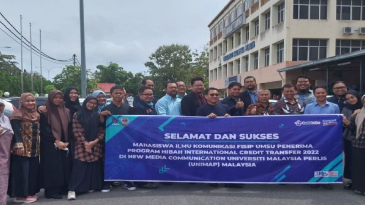 Mahasiswa Prodi IKO FISIP UMSU dan Dekan Dr. Arifin Saleh, MSP foto bersama dengan dosen-dosen Prodi New Media Communication UniMAP di Perlis, Malaysia, Senin (5/12/2022). (FOTO ANTARA/HO-UMSU)