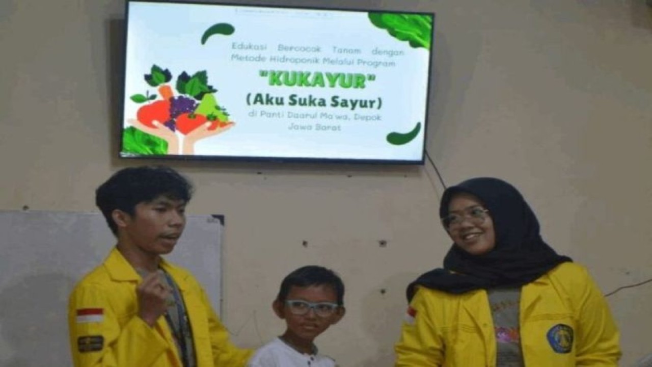 Mahasiswa Departemen Biologi dan Kimia UI mengajarkan teknik hidroponik untuk bercocok tanam sayur kepada anak-anak di Panti Daarul Ma’wa, Kota Depok, Jawa Barat. (ANTARA/HO Humas UI)