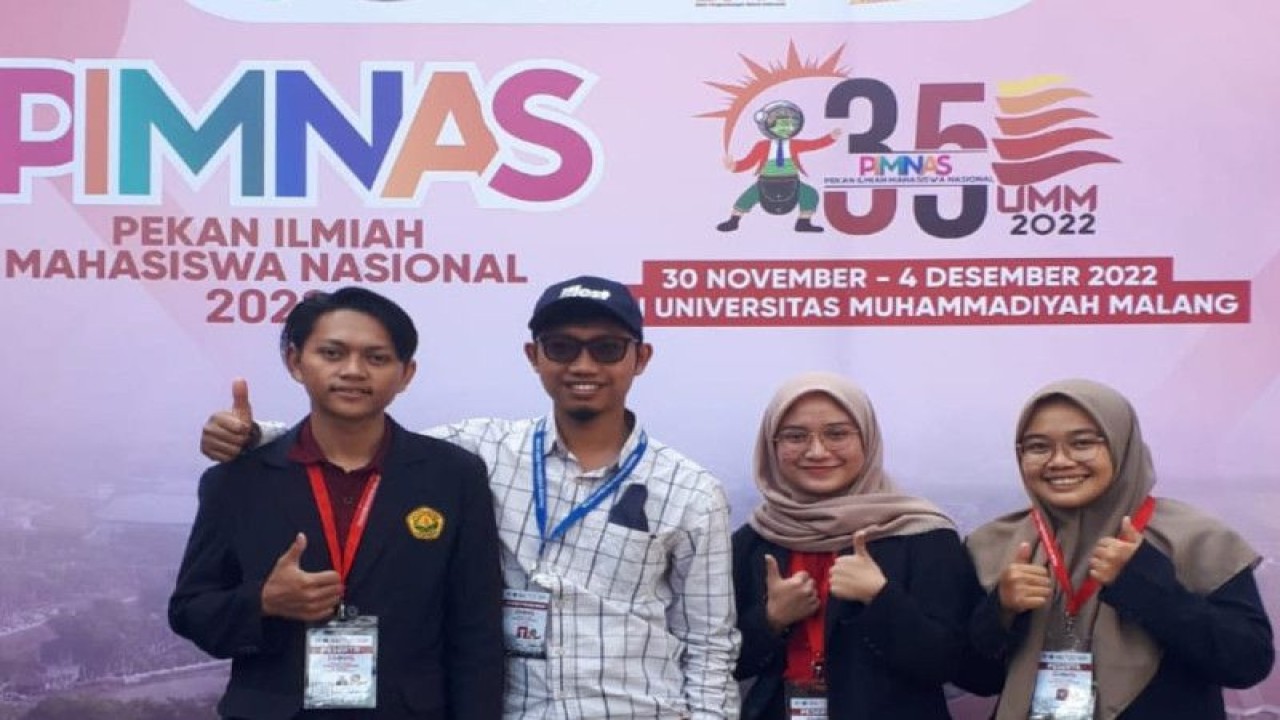 Mahasiswa Unej dan pembimbingnya yang melakukan penelitian aerogel berbahan rami untuk mengatasi tumpahan minyak dalam Pimnas di Universitas Muhammadiyah Malang (ANTARA/HO-Humas Unej)