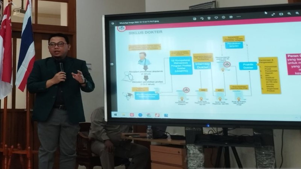 Wakil Ketua Umum II Pengurus Besar Ikatan Dokter Indonesia (PB IDI) Mahesa Paranadipa Maikel dalam "media briefing" di Gedung Kesekretariatan IDI Jakarta, Selasa (13/12/2022). (ANTARA/Rizka Khaerunnisa)