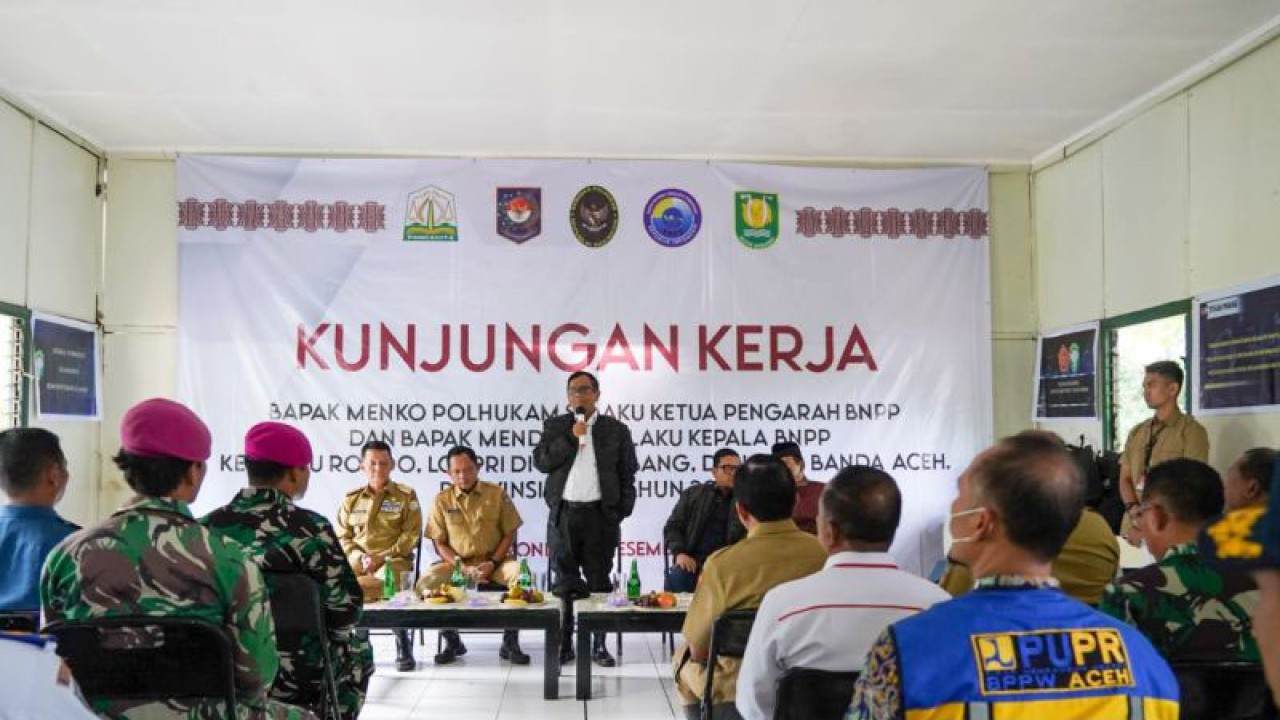 Menteri Koordinator Bidang Politik, Hukum, dan Keamanan (Menko Polhukam) Mahfud MD saat memberikan pengarahan kepada anggota Satgas Pengamanan Pulau Terluar (Pamputer) di Pulau Rondo, Rabu (21/12/2022). ANTARA/HO-Humas Kemenko Polhukam