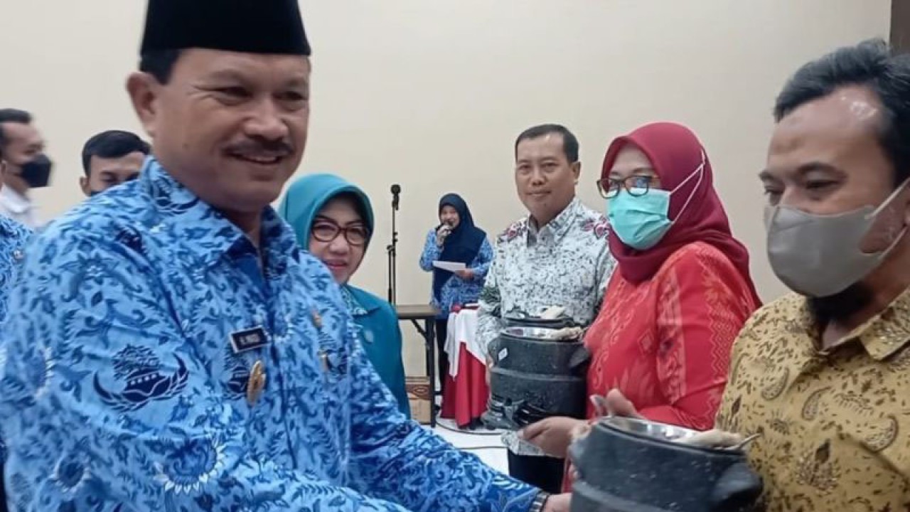 Wali Kota Madiun Maidi menyerahkan 270 paket alat membantik kepada perwakilan Lembaga Pemberdayaan Masyarakat Kelurahan (LPMK) di 27 kelurahan di wilayahnya sebagai upaya dukungan terhadap perajin batik di Madiunl, Senin (19/12/2022). ANTARA/Louis Rika