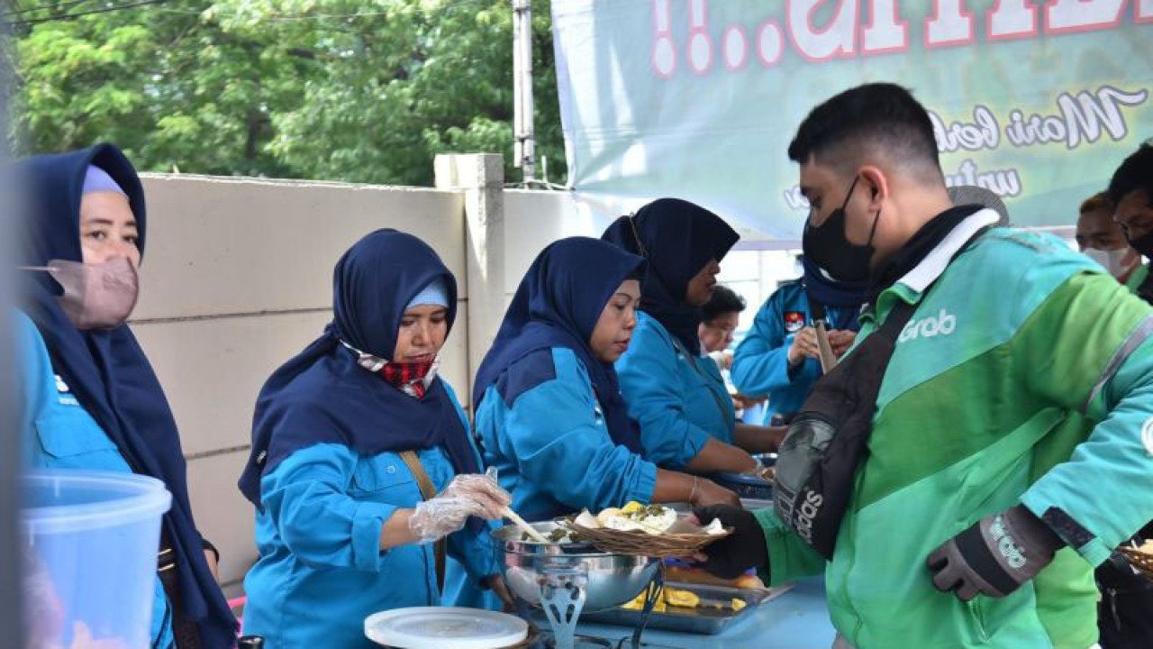 Makan siang gratis yang digelar di Polsek Cengkareng untuk warga, Jumat (16/12/2022). ANTARA/HO-Polsek Cengkareng