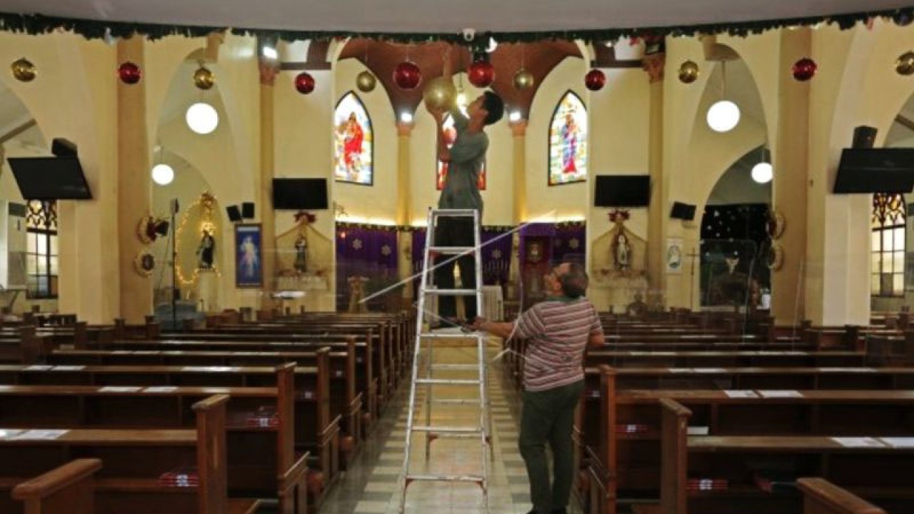 Relawan memasang dekorasi di Gereja Katedral Makassar, Sulawesi Selatan, Selasa (20/12/2022). Pengurus gereja setempat mulai melakukan berbagai persiapan untuk menyambut perayaan Natal Tahun 2022. ANTARA FOTO/Arnas Padda.