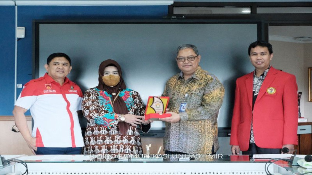 Pihak Unhas memberikan cenderamata kepada Direktur Layanan LAPS SJK (dua kanan) usai penandatanganan kerja sama di Makassar, Sulsel, Selasa (27/12/2022) . FOTO ANTARA/HO-Unhas