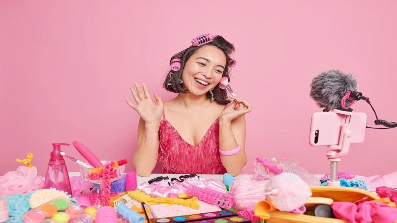 Ilustrasi penggunaan makeup (ANTARA/freepik.com)