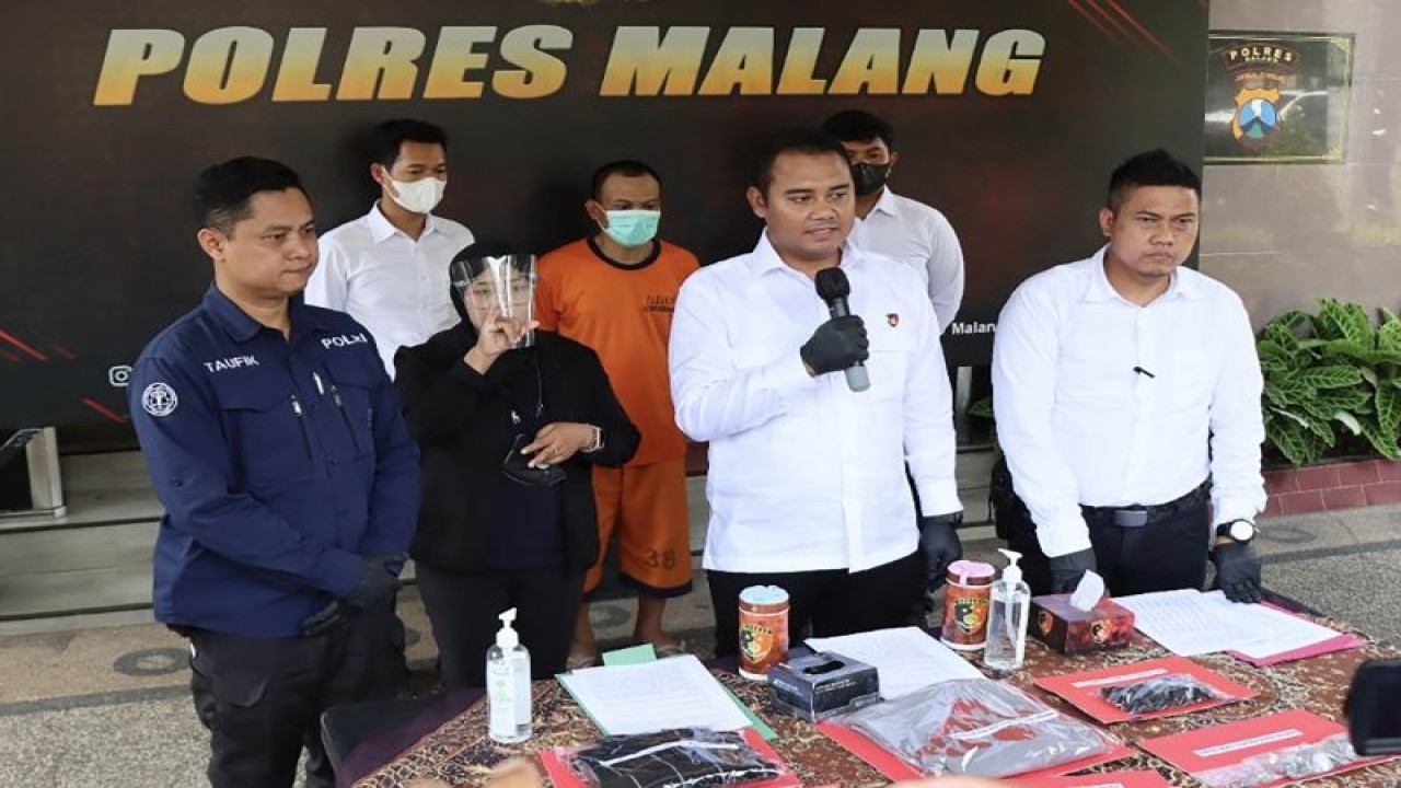 Polisi Tangkap Pelaku Pelemparan "Bondet" di Kabupaten MalangaKasat Reskrim Polres Malang Iptu Wahyu Rizki Saputro (kedua kanan) pada saat memberikan keterangan kepada media di Kabupaten Malang, Jawa Timur, Senin (12/12/2022). ANTARA/HO-Humas Polres Malang