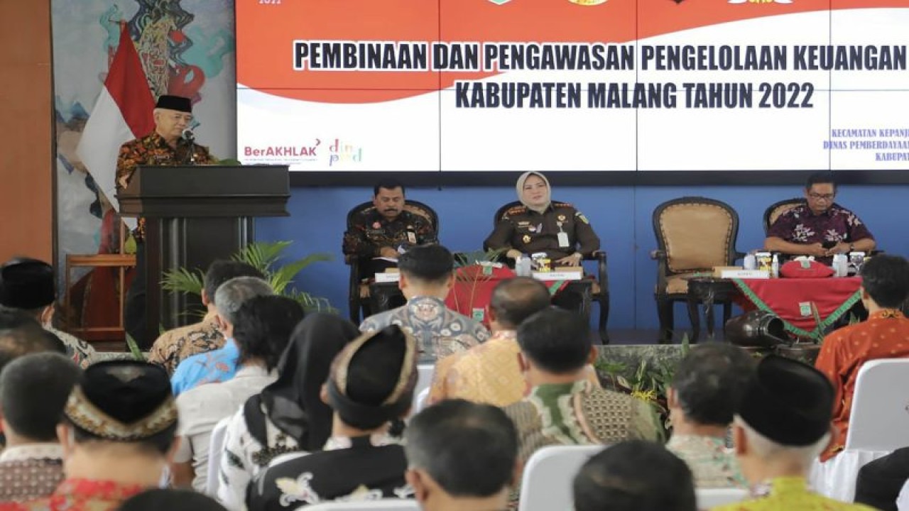 Bupati Malang M Sanusi (kiri) pada saat memberikan pengarahan dalam Pembinaan dan Pengawasan Pengelolaan Keuangan Desa Kabupaten Malang Tahun 2022, di Kabupaten Malang, Jawa Timur, Kamis (15/12/2022). (ANTARA/HO-Humas Pemkab Malang)